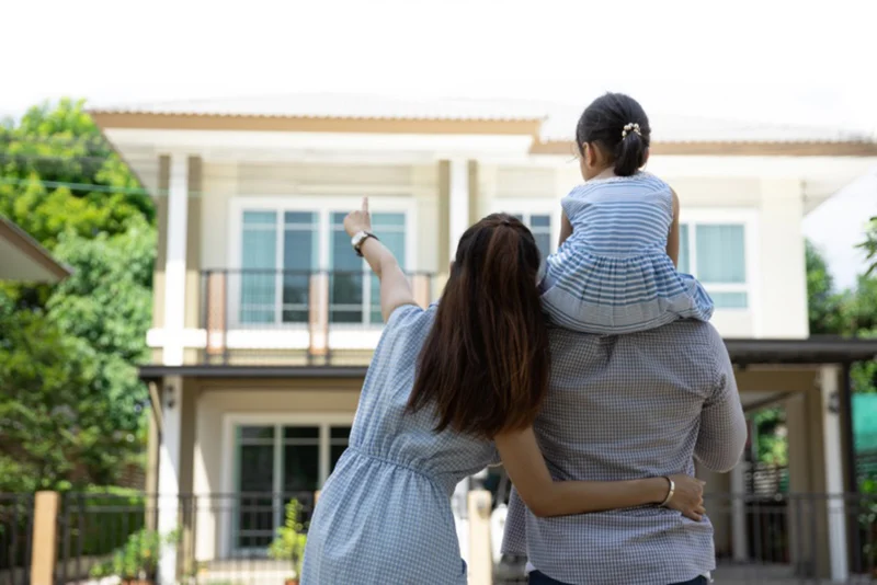 Giá cả nhà đất được niêm yết quá cao so với mức lương trung bình khiến người trẻ khó mua nhà